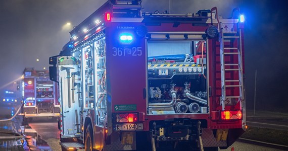 Ciało jednej osoby znaleźli strażacy podczas gaszenia pożaru domu jednorodzinnego w Arkuszewie w powiecie kolskim (Wielkopolskie). 