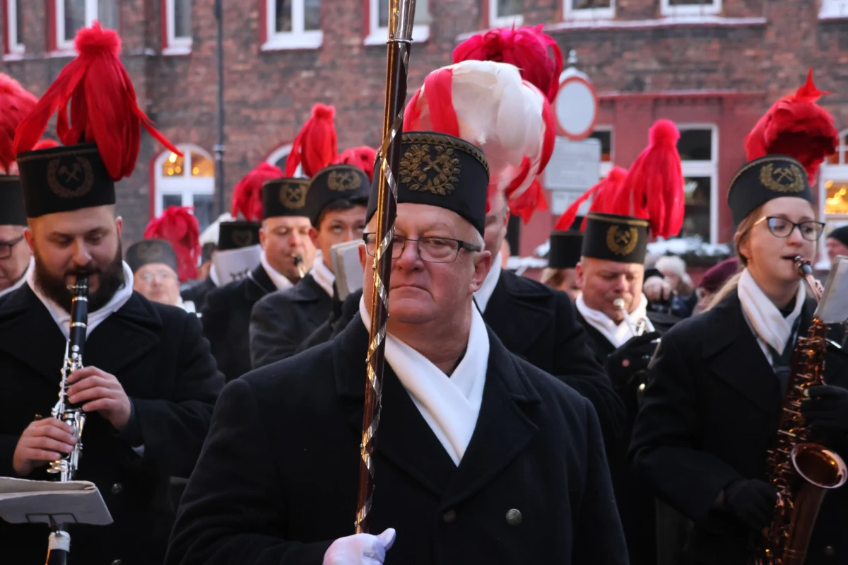 Górnicy mają dziś swoje święto.  W kalendarzu 4 grudnia a więc Barbórka. Na katowickim Nikiszowcu, górnicza orkiestra tradycyjnie obudziła mieszkańców tego zabytkowego osiedla. 