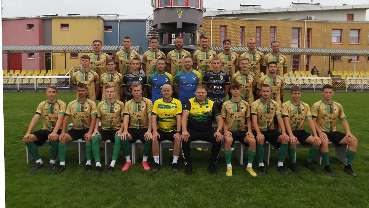 Dziś 4 grudnia - górnicze święto popularnie nazywane Barbórką. Na kopalniach to tradycyjnie dzień wolny. Z tego szczególnie cieszą się niektórzy gracze trzecioligowego Pniówka Pawłowice, którzy łączą granie w piłkę z pracą na kopalni. "Niełatwo łączy się oba te zajęcia. Wstajemy o 4 rano. Z domu wychodzimy o 5. Po szychcie na kopalni mamy trening. W domu jesteśmy ok. 18" - zgodnie wyjaśniają Dawid Hanzel i Dawid Weis - zawodnicy Pniówka Pawłowice, którzy nie tylko spotykają się w klubowej szatni, ale także na jednej zmianie w kopalni. Z piłkarzami rozmawiał Wojciech Marczyk z redakcji sportowej RMF FM.