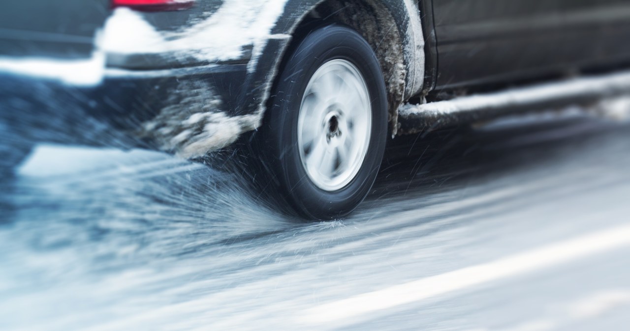 Zaśnieżone, ulice, parkingi, każdego, roku, przyciągają, amatorów, driftowania, którzy, ulegają, pokusie, sprawdzenia, swoich, j Driftowanie na zaśnieżonym parkingu? To pewny mandat