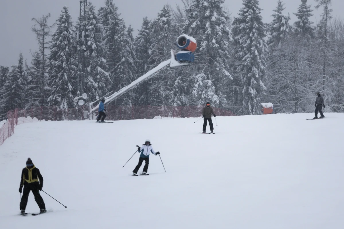 Bardzo trudne warunki turystyczne panują w wyższych partiach Tatr - na szlakach zalega śnieg, który powyżej górnej granicy lasu jest nieprzedeptany – informują służby Tatrzańskiego Parku Narodowego (TPN) i apelują o niewchodzenie na tafle tatrzańskich stawów. Lód w wielu miejscach jest bardzo cienki i z łatwością może się załamać.