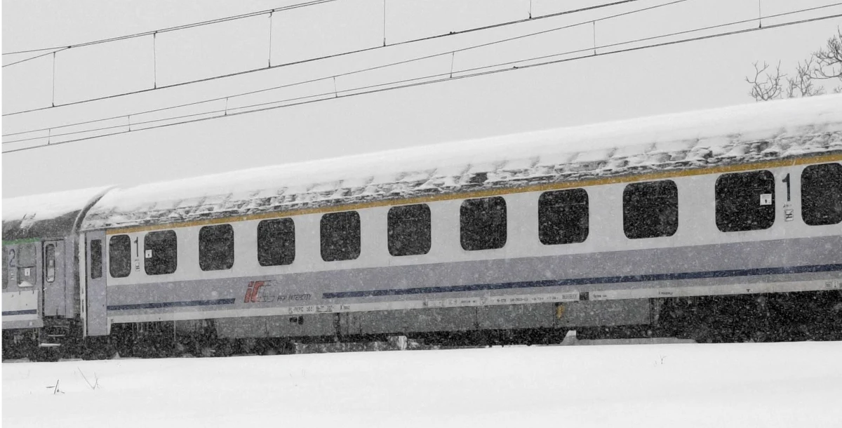 Na kolei trwają utrudnienia spowodowane atakiem zimy w Polsce. W poniedziałek od rana pociągi nadal mają spore opóźnienia. 