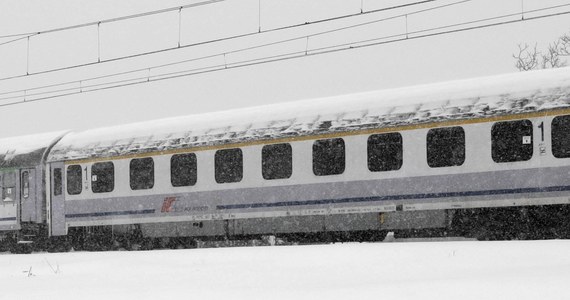 Na kolei trwają utrudnienia spowodowane atakiem zimy w Polsce. W poniedziałek od rana pociągi nadal mają spore opóźnienia. 