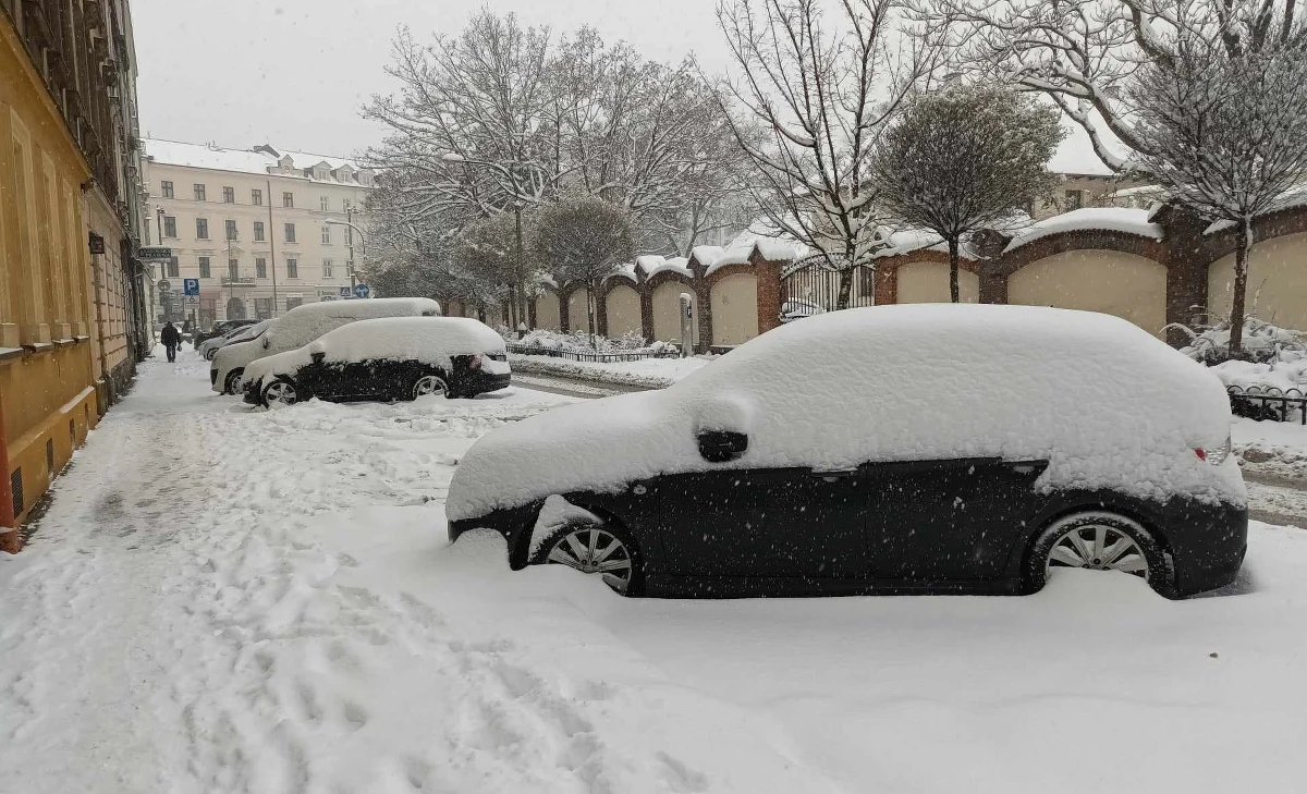 Przez cały weekend w Krakowie intensywnie padał śnieg. Na ulicach pracował cały sprzęt, jaki MPO ma do dyspozycji, czyli 265 pługów i solarek. Działania te kosztowały miasto 10,5 mln złotych. 