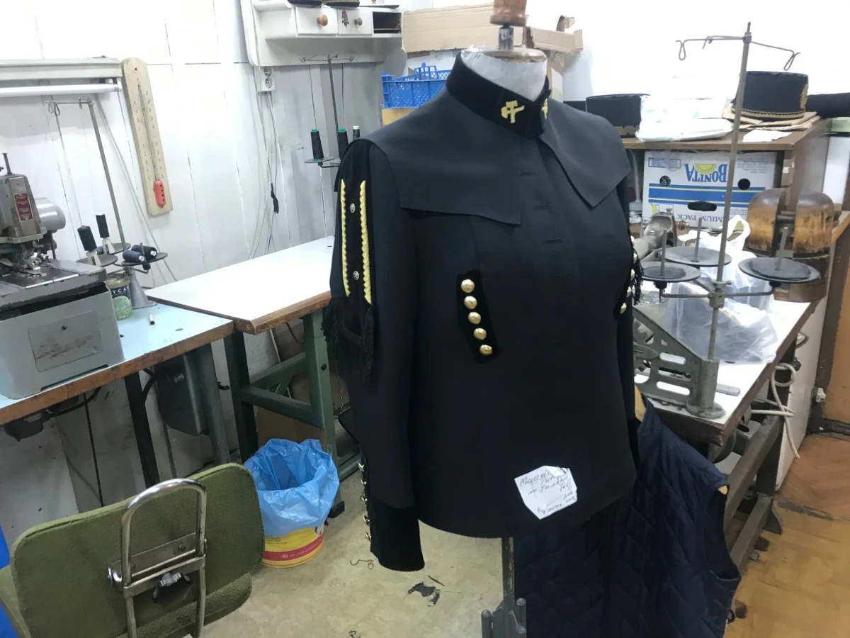 W centrum Katowic jest zakład, gdzie od 30 lat szyje się górnicze mundury. Prowadzi go Krystian Brauhoff. Rocznie szyje się tam około 300 górniczych mundurów.