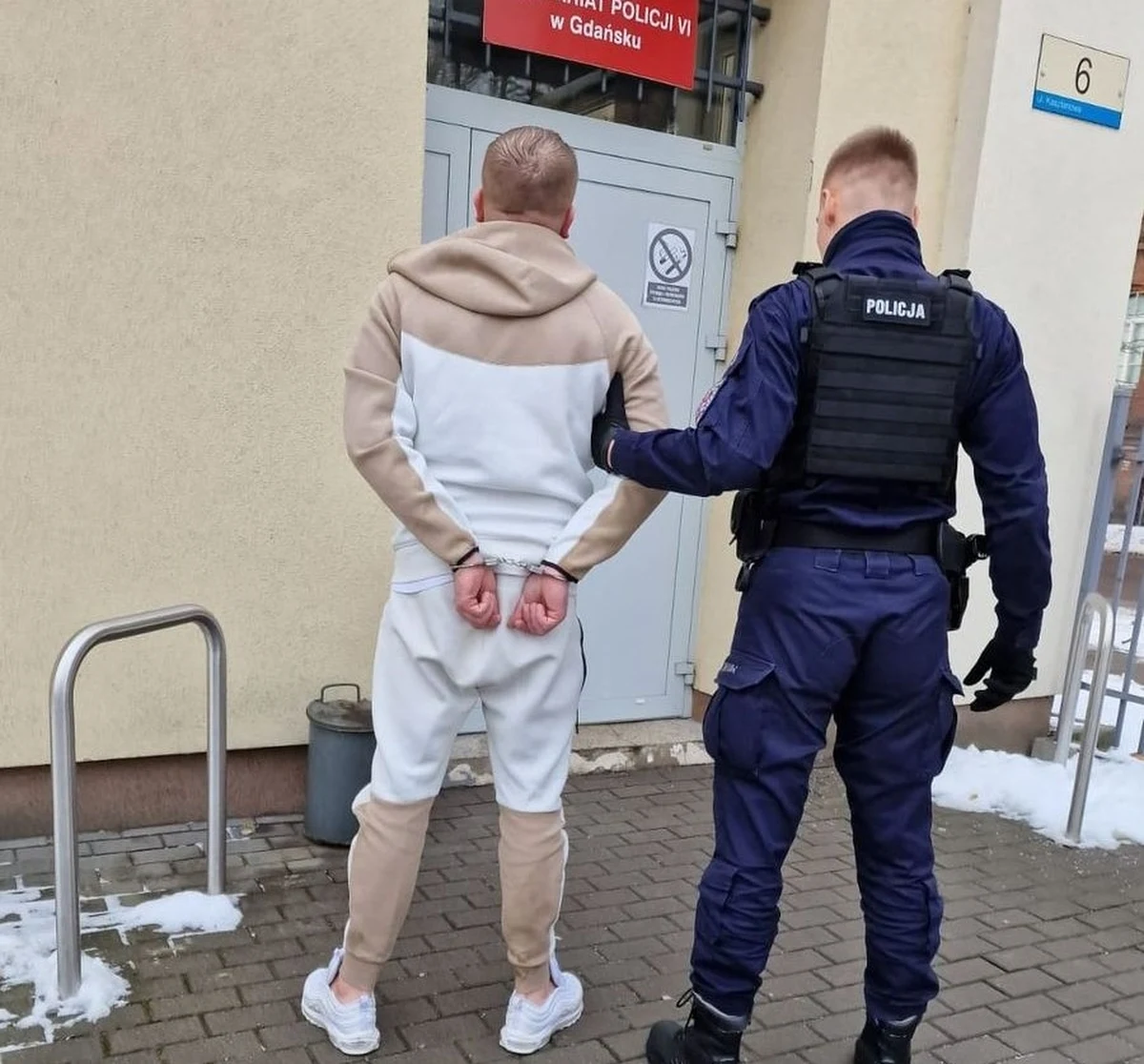 Policjanci z Gdańska po pościgu zatrzymali 39-letniego kierowcę. Pijany mężczyzna nie zatrzymał się do kontroli drogowej. Trafił za kratki, bo był poszukiwany listem gończym za przestępstwo przywłaszczenia.