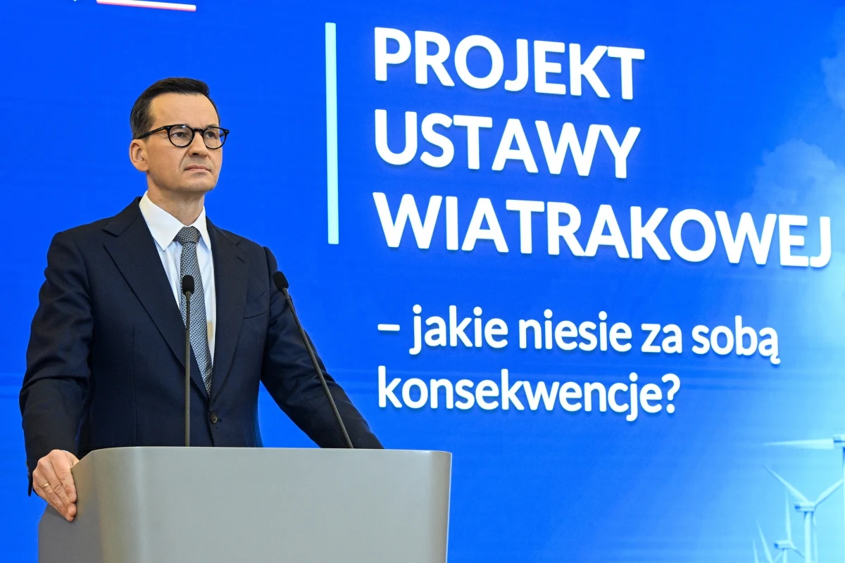 To jest jeden z największych bubli prawnych wyprodukowanych przez ostatnich 30 lat, dlatego domagamy się komisji śledczej, która sprawdzi, kto wpisał te przepisy do "lex Kloska" - powiedział na konferencji prasowej premier Mateusz Morawiecki, odnosząc się do projektowanych zmian w tzw. ustawie wiatrakowej.