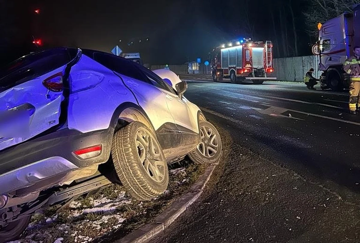1,2 promila alkoholu w organizmie miała kobieta wioząca samochodem swoją 5-miesięczną córkę. W miejscowości Przygoń (woj. łódzkie) kierująca osobowym renault 31-latka doprowadziła do zderzenia z ciężarówką. Kobietę i niemowlę przewieziono do szpitala. 
