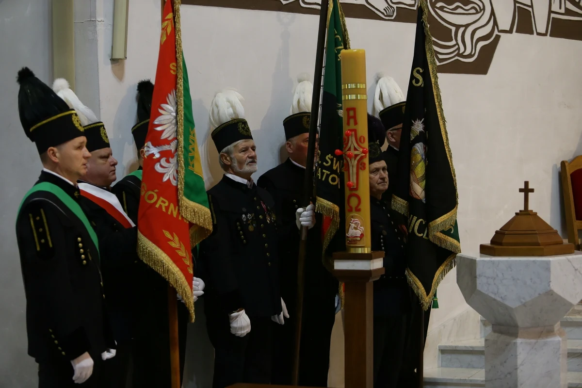 Barbórka, dzień Świętej Barbary, czyli święto górników jest hucznie celebrowanym dniem na terenach Śląska. Po uroczystej mszy w akompaniamencie orkiestry dętej, górnicy w oficjalnych strojach udają się na tradycyjny śląski obiad. "Jest to okazja, by przypomnieć o ważnych wydarzeniach z pracy pod ziemią, nie zawsze przyjaznych" - mówi na antenie internetowego Radia RMF 24 Jerzy Markowski, były dyrektor kopalni Budryk, były wiceminister handlu oraz były senator, którego podziemna droga rozpoczęła się od kariery zwykłego górnika.