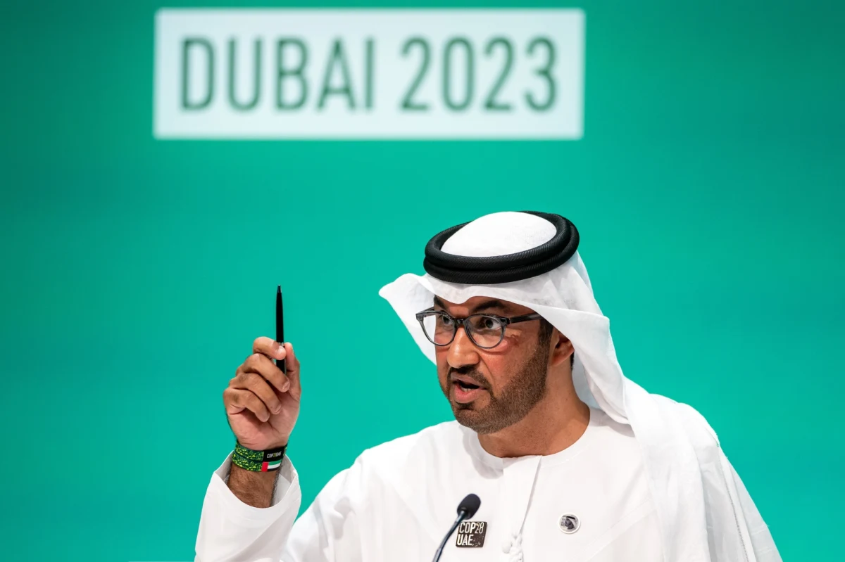 Przewodniczący COP28 w Dubaju Sultan al-Dżaber najpierw stwierdził, że nie ma dowodów naukowych, które wskazywałyby na konieczność z rezygnacji z paliw kopalnych, aby ograniczyć zmiany klimatu. Teraz się tego wypiera. "Jako organizatorzy międzynarodowej konferencji klimatycznej COP28 bardzo szanujemy dorobek nauki w kwestiach dotyczących klimatu; wierzę w naukę, nie kwestionuję wyników badań w tej dziedzinie" – zapewniał szef szczytu, a zarazem dyrektor generalny emirackiego koncernu naftowego ADNOC. 