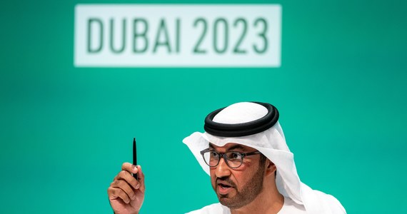 Przewodniczący COP28 w Dubaju Sultan al-Dżaber najpierw stwierdził, że nie ma dowodów naukowych, które wskazywałyby na konieczność z rezygnacji z paliw kopalnych, aby ograniczyć zmiany klimatu. Teraz się tego wypiera. "Jako organizatorzy międzynarodowej konferencji klimatycznej COP28 bardzo szanujemy dorobek nauki w kwestiach dotyczących klimatu; wierzę w naukę, nie kwestionuję wyników badań w tej dziedzinie" – zapewniał szef szczytu, a zarazem dyrektor generalny emirackiego koncernu naftowego ADNOC. 