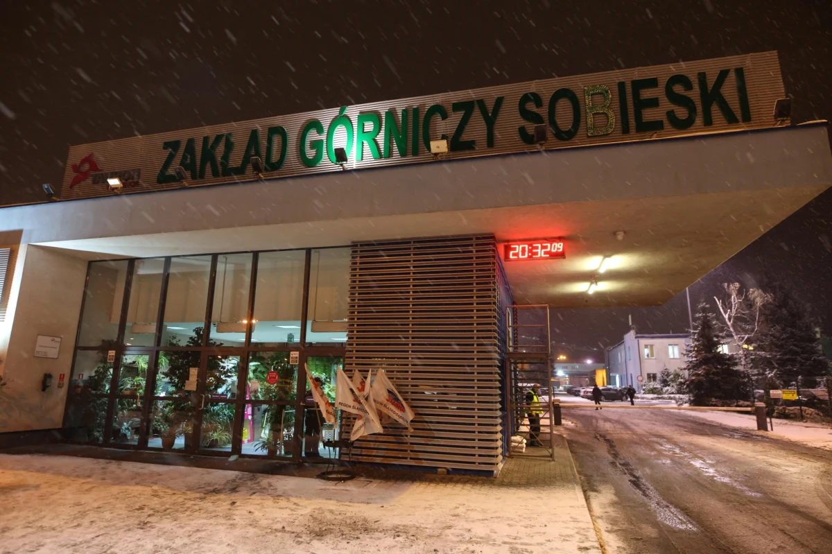 Przyczyną śmierci czterech górników, którzy blisko tydzień temu zginęli w wypadku w kopalni Sobieski w Jaworznie, były wielonarządowe obrażenia – wynika ze wstępnych wyników sekcji zwłok. Śledztwo w tej sprawie prowadzi Prokuratura Okręgowa w Sosnowcu.