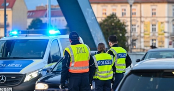 Minister spraw wewnętrznych RFN Nancy Faeser przedłuża kontrole na granicach z Polską, Czechami i Szwajcarią do 15 grudnia. Ma to zostać wkrótce zgłoszone Komisji Europejskiej w Brukseli - poinformował w Berlinie rzecznik niemieckiego MSW.