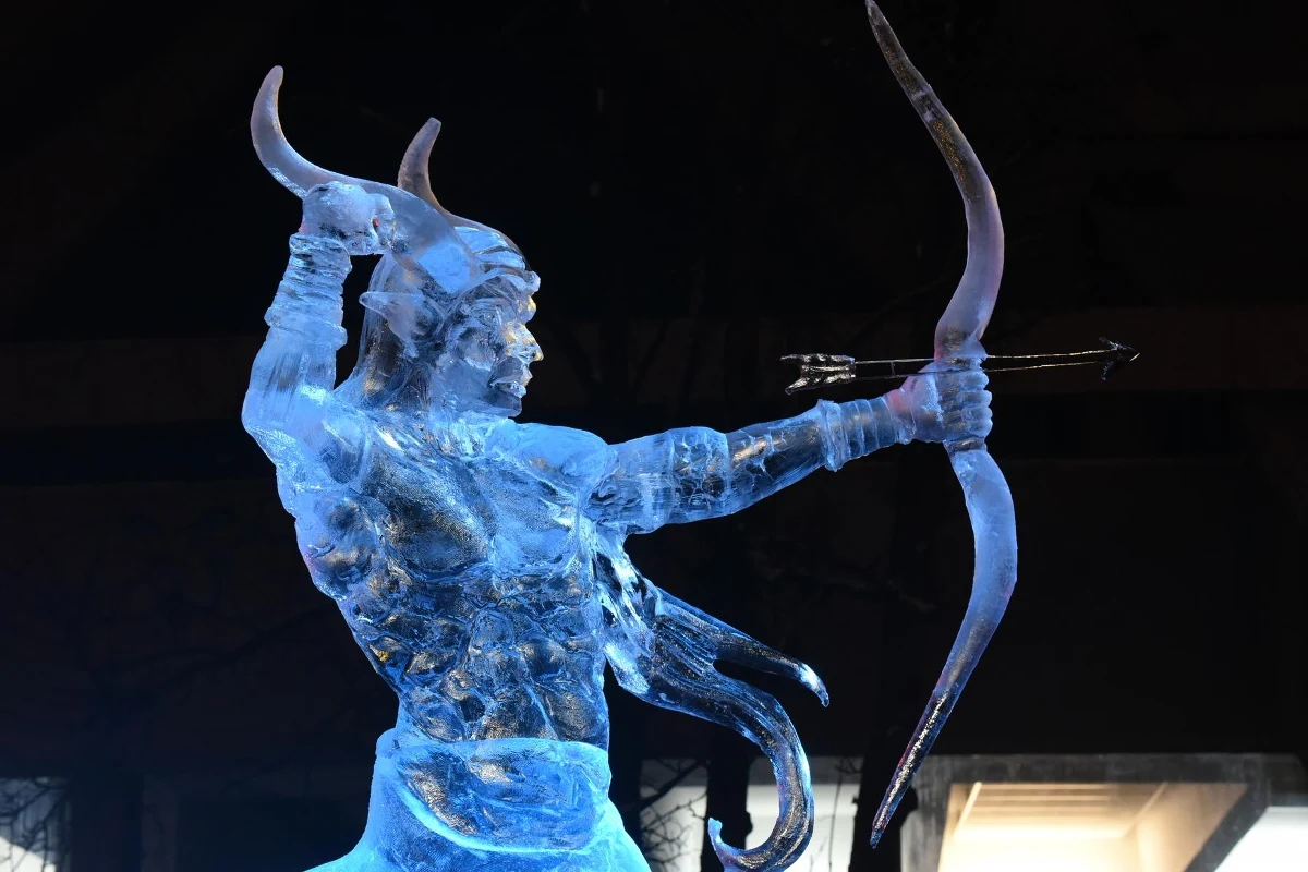 W piątek, 8 grudnia startuje Poznań Ice Festival. W tym roku rywalizację zawodników z całego świata i stworzone przez nich dzieła będzie można oglądać w nowej lokalizacji - na ulicy Święty Marcin. Każdy może przyjść zobaczyć lodowe cuda, ponieważ wstęp będzie bezpłatny. Rzeźbiarze będą  rzeźbić w lodzie do niedzieli.