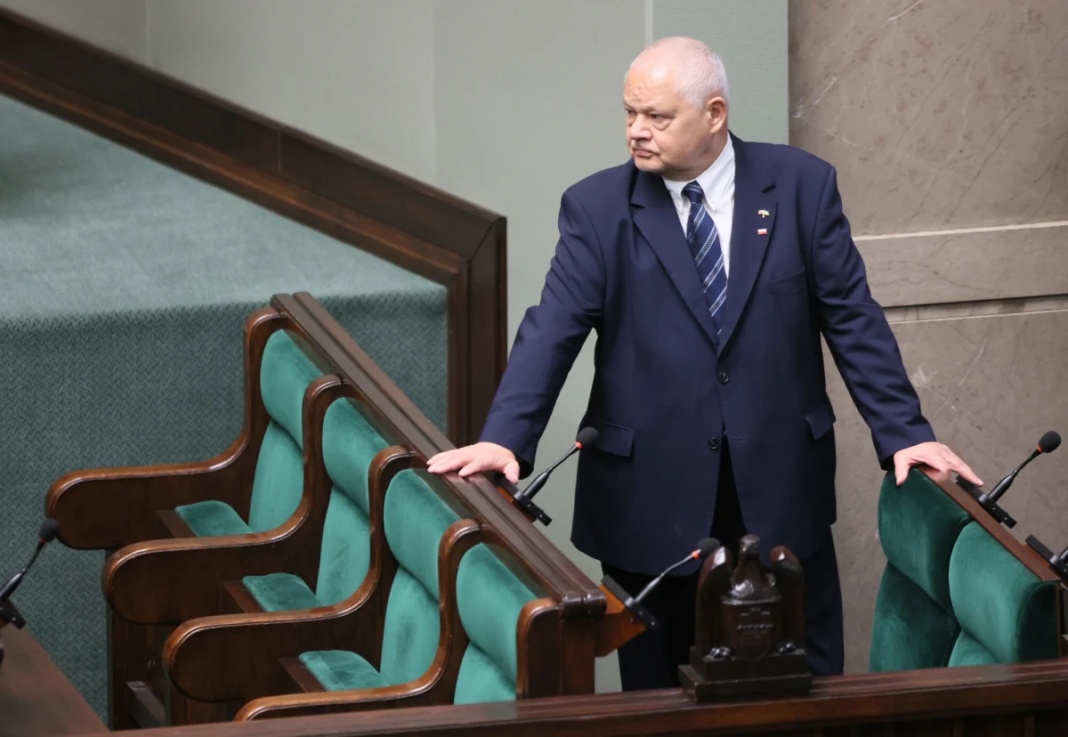 Niemal 54 proc. badanych w sondażu United Surveys dla RMF FM i "Dziennika Gazety Prawnej" popiera pomysł postawienia prezesa Narodowego Banku Polskiego Adama Glapińskiego przed Trybunałem Stanu. Przeciwnego zdania jest nieco ponad 30 proc. respondentów. 