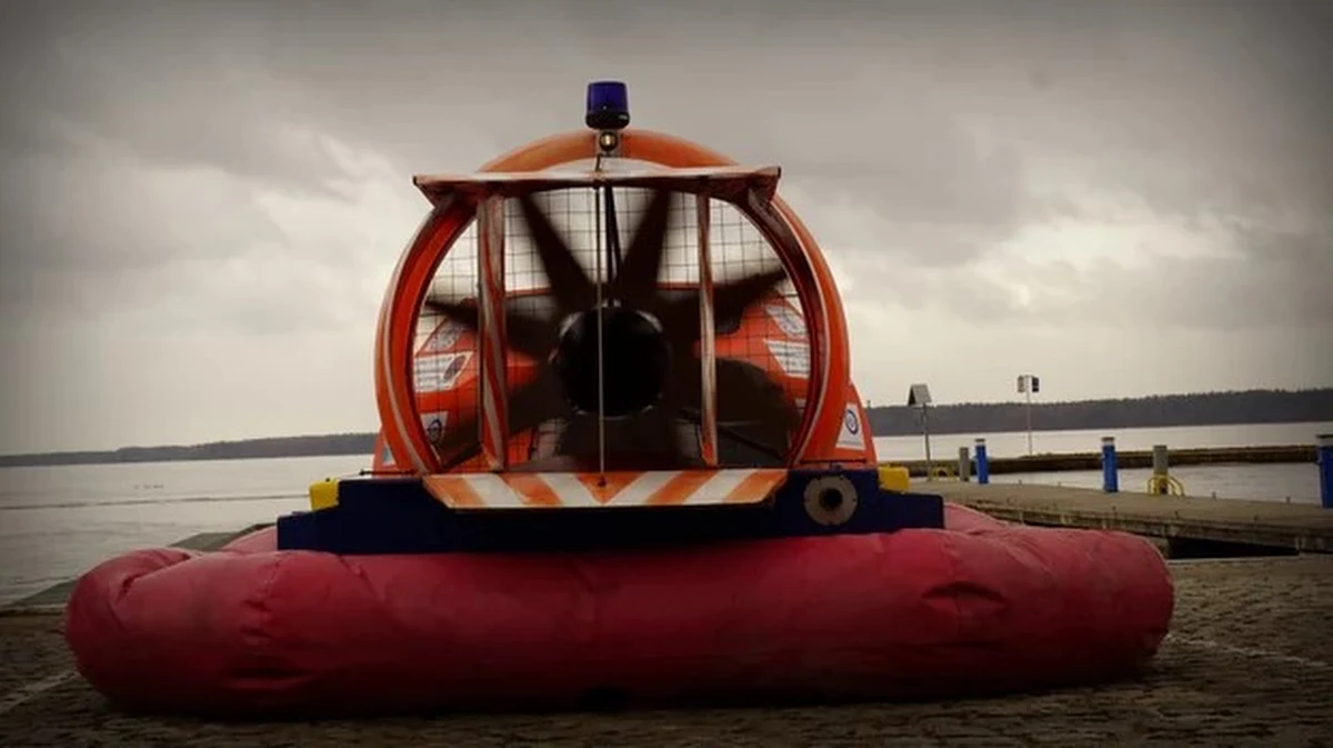 Mniejsze akweny oraz mniejsze zatoki pokrywają się już lodem. Ratownicy Mazurskiego Ochotniczego Pogotowia Ratunkowego ostrzegają przed wchodzeniem na taflę, ponieważ lód jest jeszcze zdecydowanie za kruchy. Niemal każdego roku ratownicy odnotowują przypadki, gdy pod kimś załamie się lód.