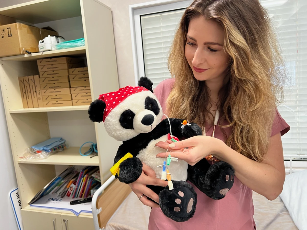 Lekarki Uniwersyteckiego Dziecięcego Szpitala Klinicznego w Białymstoku stworzyły Pandusię Danusię. To interaktywna zabawka, która ma pomóc wytłumaczyć chorym onkologicznie dzieciom, czym jest tzw. wkłucie centralne.