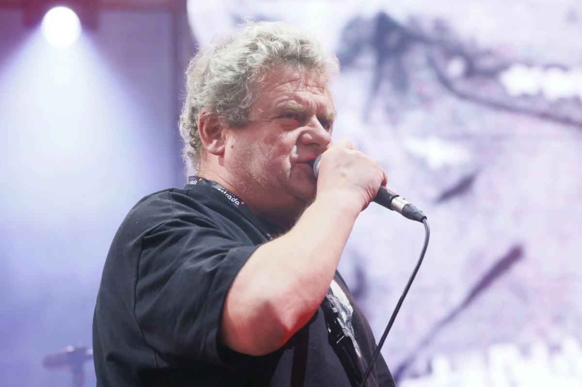 "To jest ostatni papieros, jaki palę" – oświadczył na nagraniu udostępnionym w mediach społecznościowych Kazik Staszewski. Muzyk dodał, że to jego "trzecia trucizna", z którą żegna się w tym roku. 