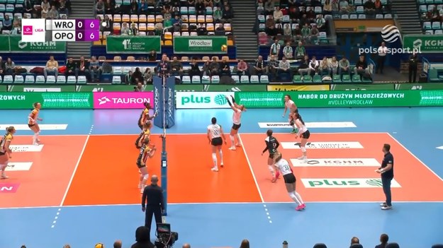 Skrót meczu #VolleyWrocław – UNI Opole 3:1 (25:22, 25:20, 20:25, 25:23) - siatkówka; Tauron Liga, 9. kolejka.

 

_______

#VolleyWrocław: Lucie Muhlsteinova, Kinga Stronias, Anna Lewandowska, Julia Szczurowska, Anna Bączyńska, Gabriela Ponikowska – Anna Pawłowska (libero) oraz Adrianna Szady, Julia Stancelewska. Trener: Michal Masek.
UNI: Ana Karina Olaya, Marta Orzyłowska, Oliwia Sieradzka, Marta Pamuła, Katarzyna Połeć, Julia Bińczycka – Adriana Adamek (libero) oraz Katarzyna Zaroślińska-Król, Pola Janicka, Elan McCall. Trener: Nicola Vettori.