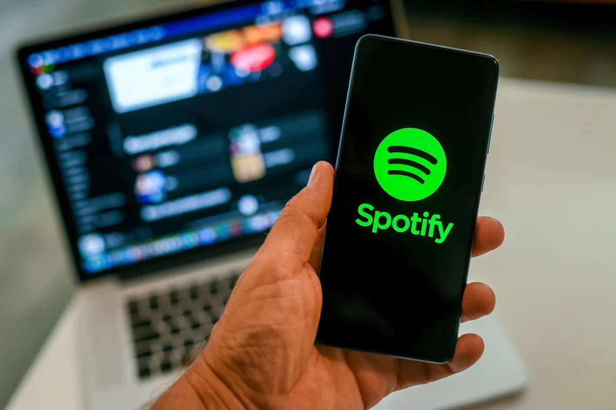 Serwis Spotify zapowiedział, że zwolni około 1,5 tys. pracowników, co stanowi 17 proc. załogi. Jest to spowodowane wyzwaniami finansowymi, przed którymi stoi gigant streamingowy.