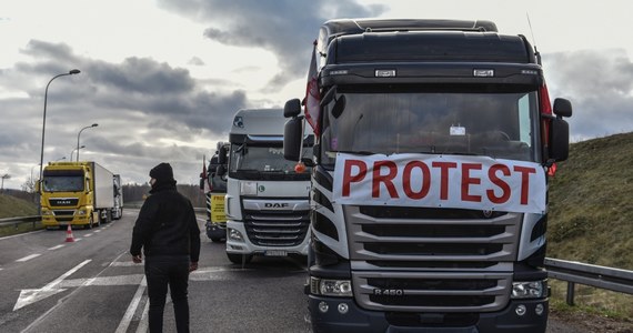 Zniesienie zezwoleń to miała być pomoc dla Ukrainy, aby wywieźć towary z Ukrainy, ale większość ciężarówek stamtąd wyjeżdża "na pusto" - mówił w Rozmowie o 7:00 w RMF FM i Radiu RMF24 Tomasz Borkowski z Komitetu Obrony Przewoźników i Pracodawców Transportu. "Nie mamy zamiaru na razie schodzić z blokad, dajemy czas naszemu rządowi do czwartku, potem zaostrzymy protest" - zapowiedział. Jutro mija miesiąc od rozpoczęcia protestu polskich przewoźników na polsko-ukraińskich przejściach granicznych.