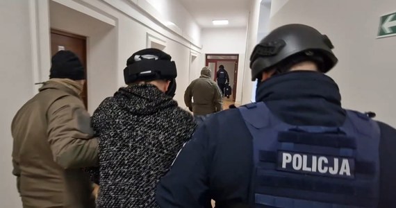 Nie żyje jeden z policjantów postrzelonych w piątek przez Maksymiliana F. - takie informacje przekazała policja. "Z głębokim smutkiem i żalem zawiadamiamy, że dzisiaj, w wyniku obrażeń odniesionych na służbie, odszedł nasz Kolega z Komisariatu Policji Wrocław-Fabryczna – asp. szt. Daniel Łuczyński. Miał 45 lat" - oświadczono w komunikacie. 