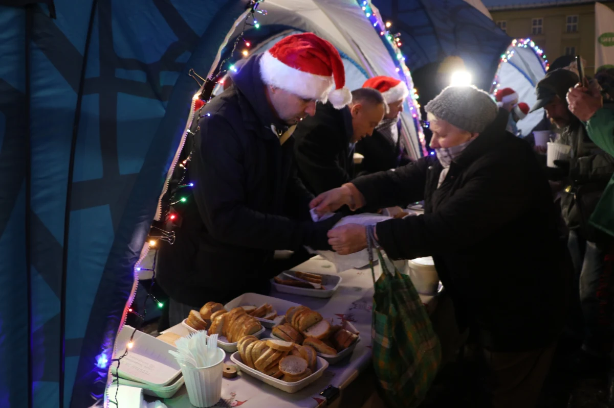 Mieszkańcy Krakowa mogli dziś skosztować świątecznych potraw – karpia, kapusty z grochem i zupy grzybowej. Na Małym Rynku w Krakowie zorganizowano akcję Przedświąteczny karp dla Krakowa.