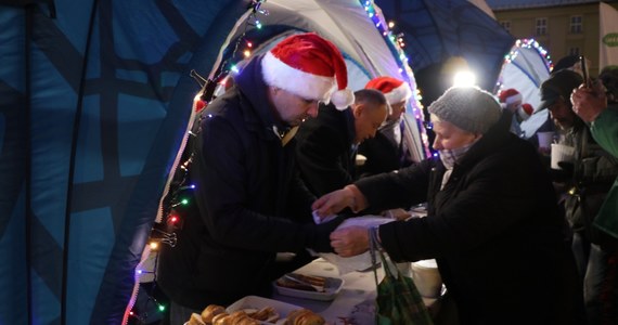Mieszkańcy Krakowa mogli dziś skosztować świątecznych potraw – karpia, kapusty z grochem i zupy grzybowej. Na Małym Rynku w Krakowie zorganizowano akcję Przedświąteczny karp dla Krakowa.