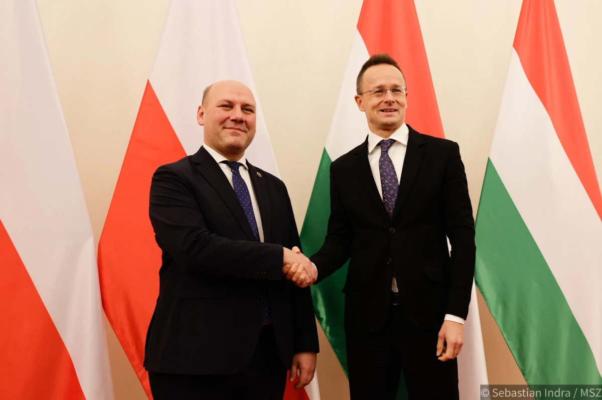 „Faktem jest, że wątek dotyczący zmian traktatowych będzie mógł być nowym spoiwem kooperacji środkowoeuropejskiej i to – wydaje się przynajmniej obecnie – bez względu na to, kto w Polsce będzie sprawować władzę” – powiedział w rozmowie z internetowym Radiem RMF24 dr Dominik Hejj, autor książki „Węgry na nowo”. Ekspert wskazał też, że w związku z nadchodzącymi wyborami do Parlamentu Europejskiego partia Viktora Orbana najprawdopodobniej będzie zaostrzała retorykę antyunijną. 