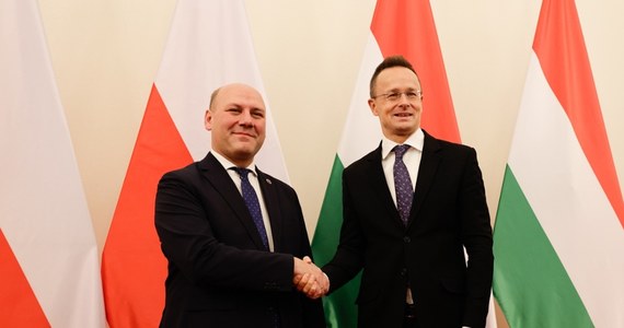 „Faktem jest, że wątek dotyczący zmian traktatowych będzie mógł być nowym spoiwem kooperacji środkowoeuropejskiej i to – wydaje się przynajmniej obecnie – bez względu na to, kto w Polsce będzie sprawować władzę” – powiedział w rozmowie z internetowym Radiem RMF24 dr Dominik Hejj, autor książki „Węgry na nowo”. Ekspert wskazał też, że w związku z nadchodzącymi wyborami do Parlamentu Europejskiego partia Viktora Orbana najprawdopodobniej będzie zaostrzała retorykę antyunijną. 