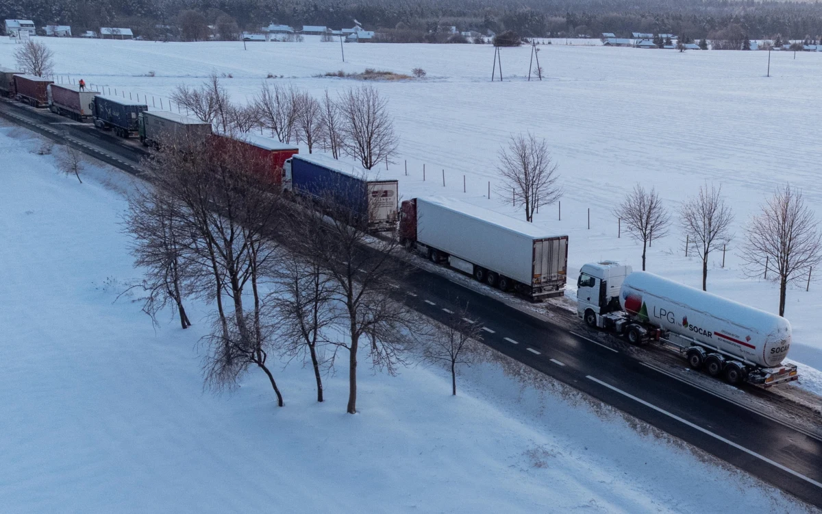 Unijna komisarz do spraw transportu Adina Vălean zwoła wspólny komitet Unii Europejskiej i Ukrainy dotyczący problemów transportu, ale dopiero po zniesieniu blokad na polsko-ukraińskiej granicy - to jedno z ustaleń posiedzenia Rady UE ds. transportu. Wiceminister infrastruktury Rafał Weber postulował o zwołanie takiego komitetu. Jak informuje korespondentka RMF FM w Brukseli, unijna komisarz wyraźnie powiedziała, że nie może być powrotu do zezwoleń dla przewoźników z Ukrainy.