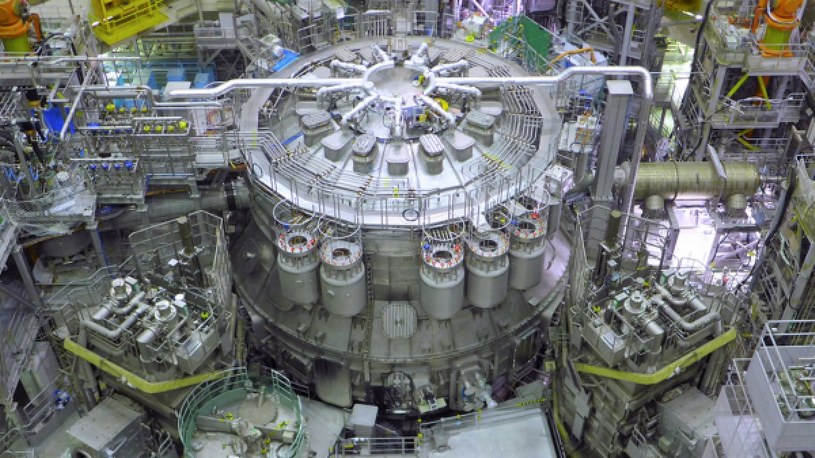 Kraj Kwitnącej Wiśni nie chciał pozostać w tyle za swoją potężną konkurencją z całego świata i w końcu uruchomił najpotężniejszy w historii reaktor termojądrowy, zwany sztucznym słońcem.