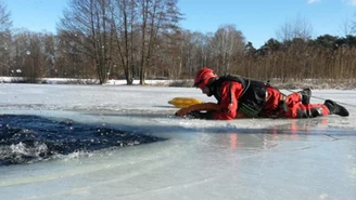 Pod 15-latkiem załamał się lód. Ojciec rzucił się na ratunek