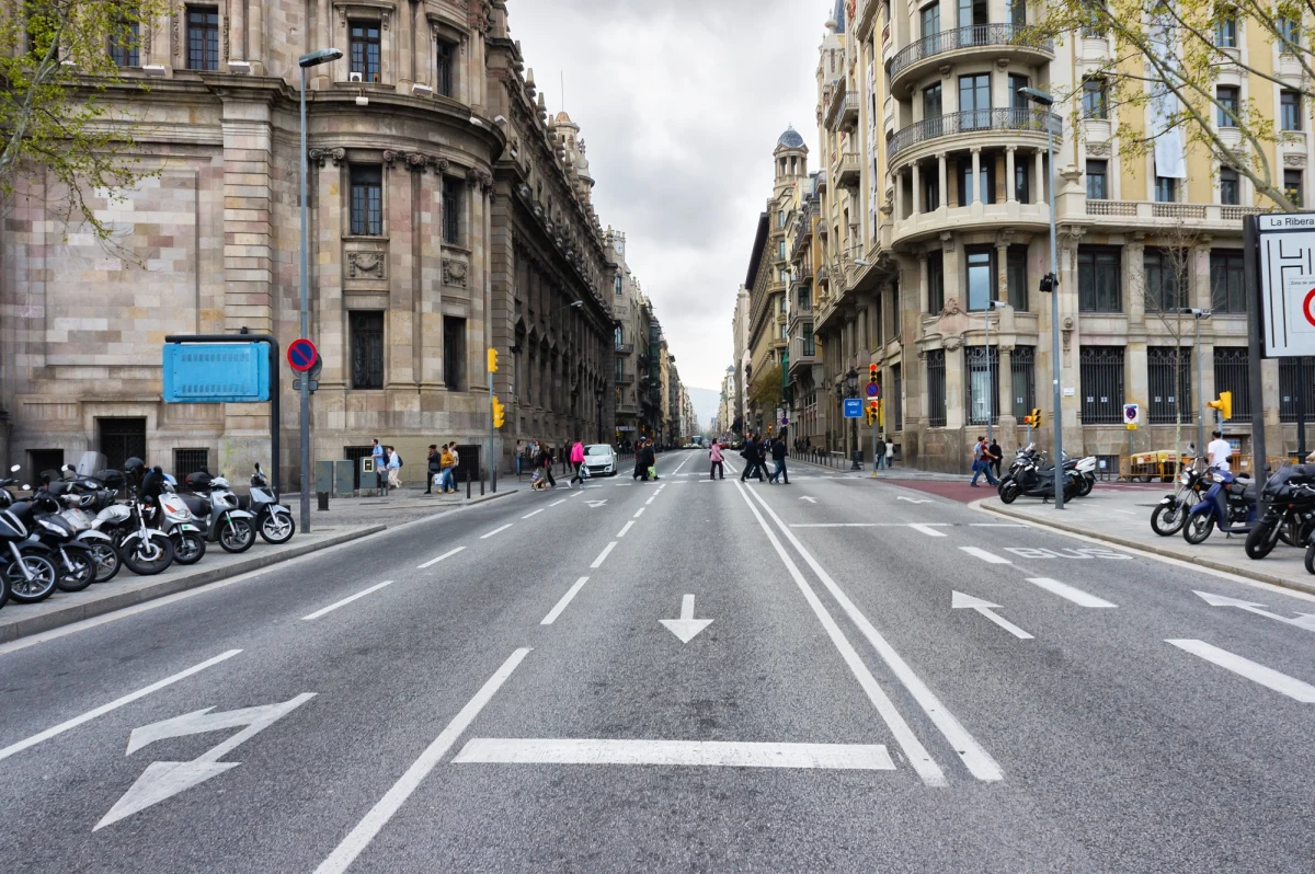Ratusz Barcelony zatwierdził zmianę nazw ulic w stolicy Katalonii, usuwając z nich imiona świętych: Rafała, Magdaleny, Agaty oraz Róży. Ich miejsce zajmą nazwiska działaczek feministycznych - podały władze hiszpańskiego miasta.
