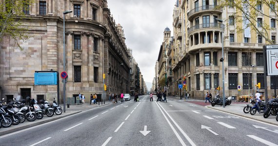 Ratusz Barcelony zatwierdził zmianę nazw ulic w stolicy Katalonii, usuwając z nich imiona świętych: Rafała, Magdaleny, Agaty oraz Róży. Ich miejsce zajmą nazwiska działaczek feministycznych - podały władze hiszpańskiego miasta.