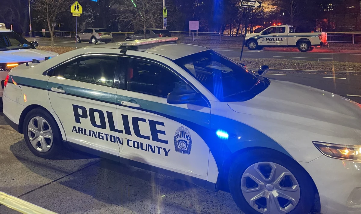 Eksplozja budynku mieszkalnego w Arlington w amerykańskiej Wirginii. Jak przekazał korespondent RMF FM Paweł Żuchowski, policja próbowała tam wcześniej wykonać nakaz przeszukania. Na razie nie wiadomo, czy ktoś został ranny. Uszkodzone są okoliczne domy. 