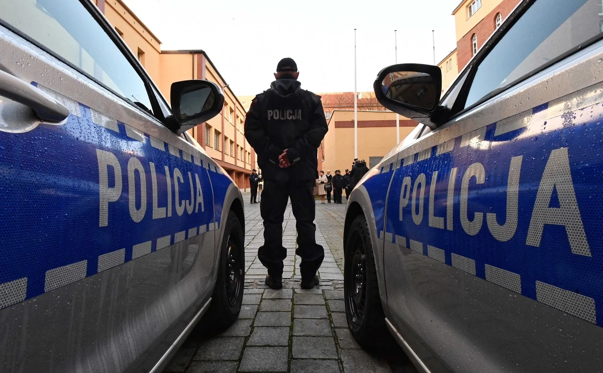 Maksymilian F. usłyszy zmienione zarzuty z usiłowania zabójstwa na zabójstwo dwóch policjantów. Funkcjonariusze zmarli w poniedziałek, kilka dni po strzelaninie we Wrocławiu. Dzisiaj o godzinie 17 w całym kraju zabrzmiały syreny policyjne, a także straży pożarnej.