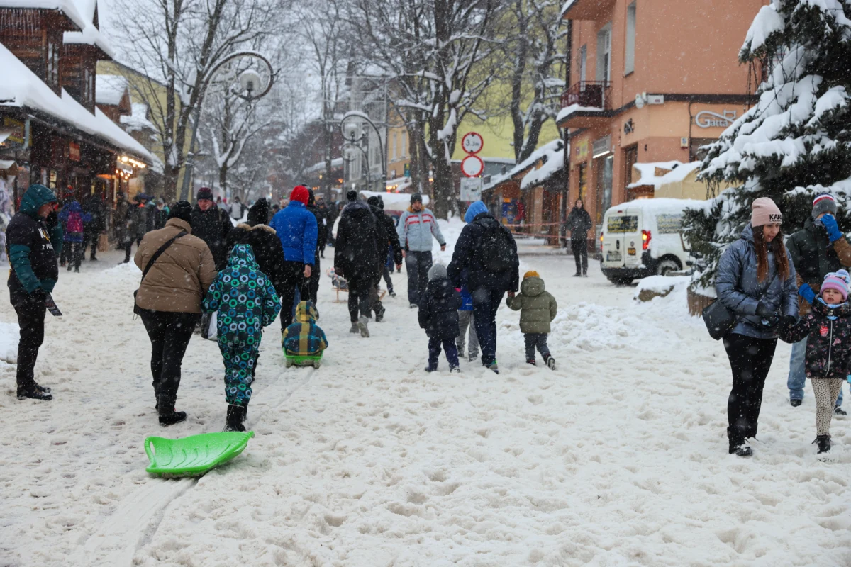 Miasto Zakopane przeznaczy 550 tys. zł na świąteczne oświetlenie ulic – to podobna kwota, jak w ubiegłym roku – poinformował burmistrz Zakopanego Leszek Dorula. Świątecznych ozdób ma być tyle samo, ale nowością będzie oświetlenie wyremontowanego dworca.