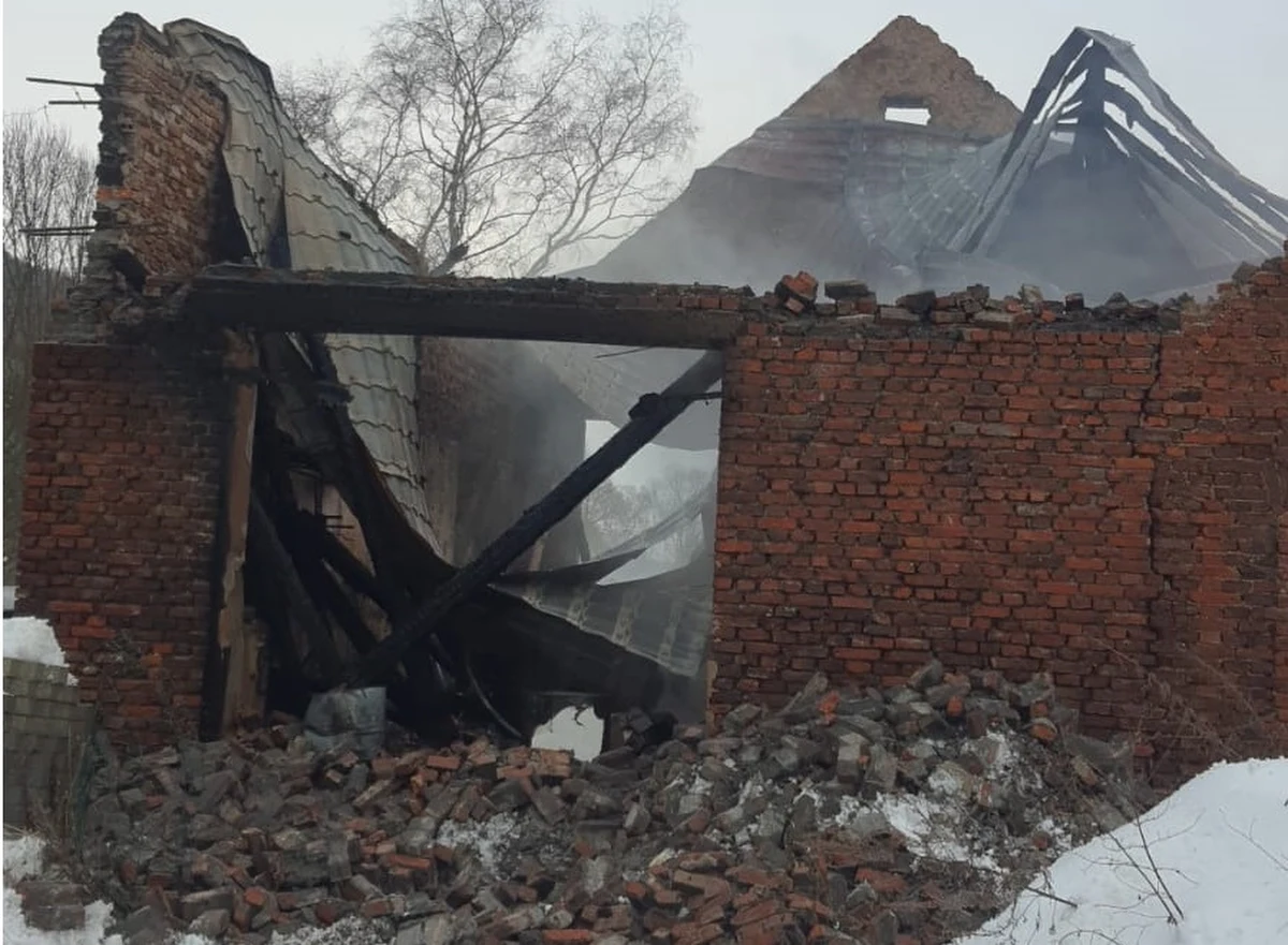 Trzech strażaków zostało rannych zostało rannych podczas akcji gaśniczej w Błażkowie (woj. dolnośląskie). W pewnym momencie zawaliła się ściana budynku. Do szpitala trafili dwaj strażacy-ochotnicy, a także jeden z PSP.