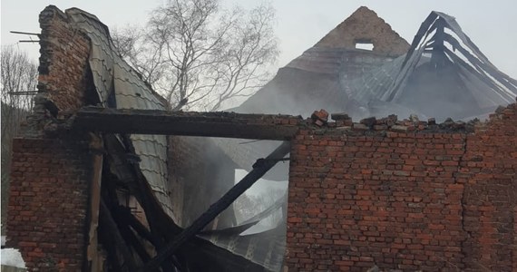 Trzech strażaków zostało rannych zostało rannych podczas akcji gaśniczej w Błażkowie (woj. dolnośląskie). W pewnym momencie zawaliła się ściana budynku. Do szpitala trafili dwaj strażacy-ochotnicy, a także jeden z PSP.