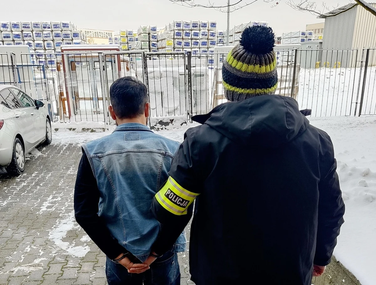 Kilka godzin trwały poszukiwania 19-latki, którą z jej mieszkania w Skierniewicach siłą uprowadzili trzej Gruzini. Policjanci odnaleźli dziewczynę 180 kilometrów od miejsca zamieszkania - na terenie Wieruszowa. Mężczyźni usłyszeli zarzut pozbawienia wolności kobiety. Najbliższe trzy miesiące spędzą w areszcie.