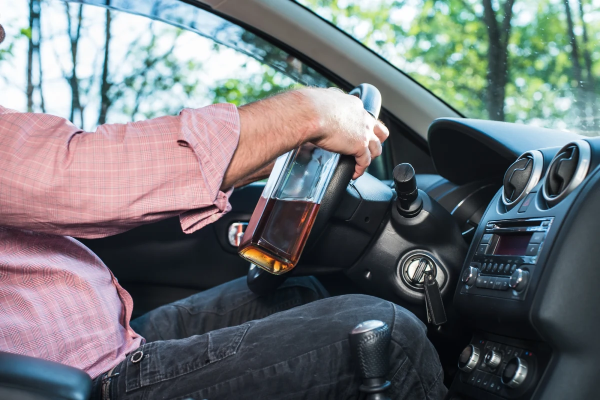 Prawie trzy promile alkoholu w organizmie miał 32-letni kierowca volkswagena, który wiózł samochodem dziecko w miejscowości Przełom (Świętokrzyskie) i spowodował kolizję. Dodatkowo policjanci znaleźli przy nim kilka porcji marihuany.