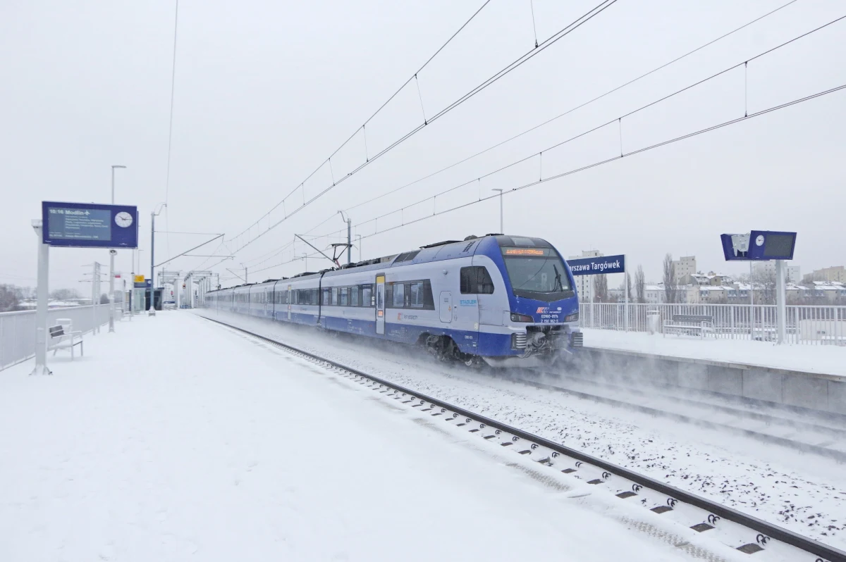 Przed świętami Bożego Narodzenia bilety na pociągi rozchodzą się niczym ciepłe bułeczki. W systemach PKP Intercity Polacy zarezerwowali już 160 tysięcy biletów na podróże w dniach 20-23 grudnia - dowiedział się nasz dziennikarze. 