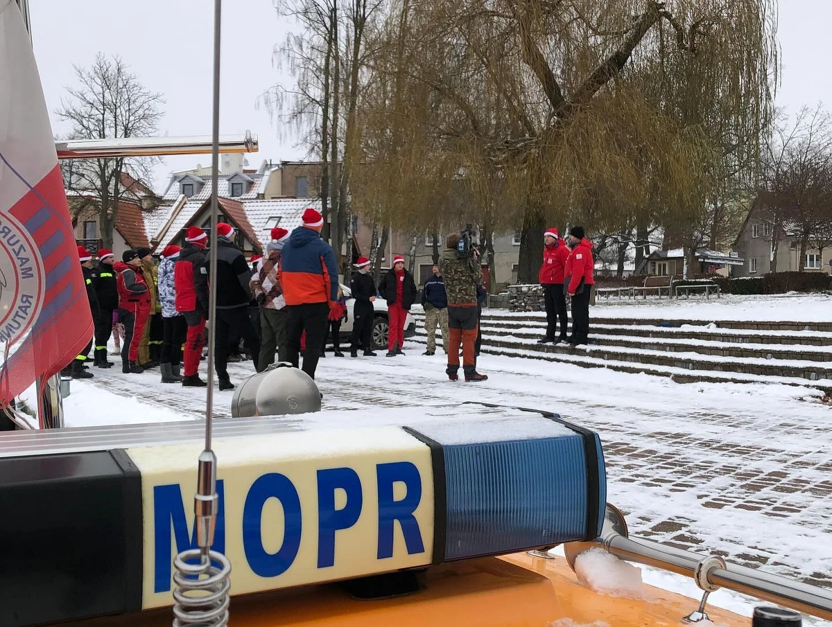 Ratownicy Mazurskiego Ochotniczego Pogotowia Ratunkowego w czasie sprzątania dna jeziora Mikołajskiego znaleźli niewybuch z czasów II wojny światowej. Dzisiaj przed południem niebezpieczne znalezisko podjęli saperzy. 