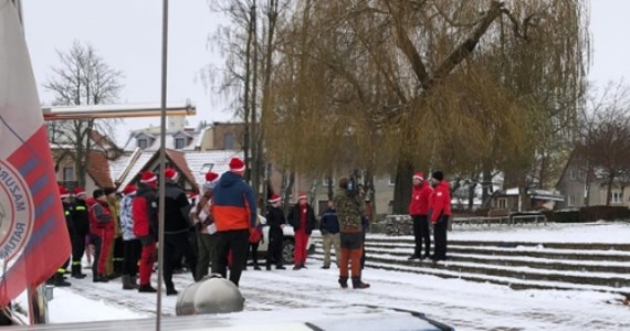 Ratownicy Mazurskiego Ochotniczego Pogotowia Ratunkowego w czasie sprzątania dna jeziora Mikołajskiego znaleźli niewybuch z czasów II wojny światowej. Dzisiaj przed południem niebezpieczne znalezisko podjęli saperzy. 