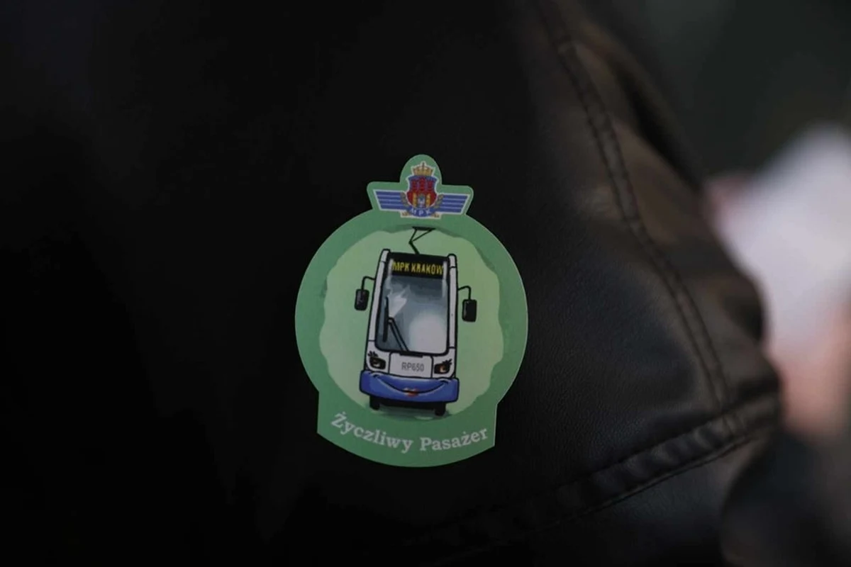 Kampanię edukacyjną „Bądź wrażliwy – ustąp miejsca” rozpoczynają pod Wawelem urzędnicy i Rada Krakowskich Seniorów. Akcja, która potrwa dwa miesiące, ma zachęcać pasażerów autobusów i tramwajów do ustępowania miejsca osobom starszym, chorym, kobietom w ciąży i opiekunom z dziećmi.