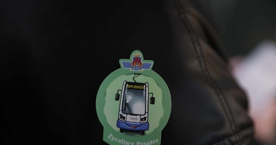 Kampanię edukacyjną „Bądź wrażliwy – ustąp miejsca” rozpoczynają pod Wawelem urzędnicy i Rada Krakowskich Seniorów. Akcja, która potrwa dwa miesiące, ma zachęcać pasażerów autobusów i tramwajów do ustępowania miejsca osobom starszym, chorym, kobietom w ciąży i opiekunom z dziećmi.