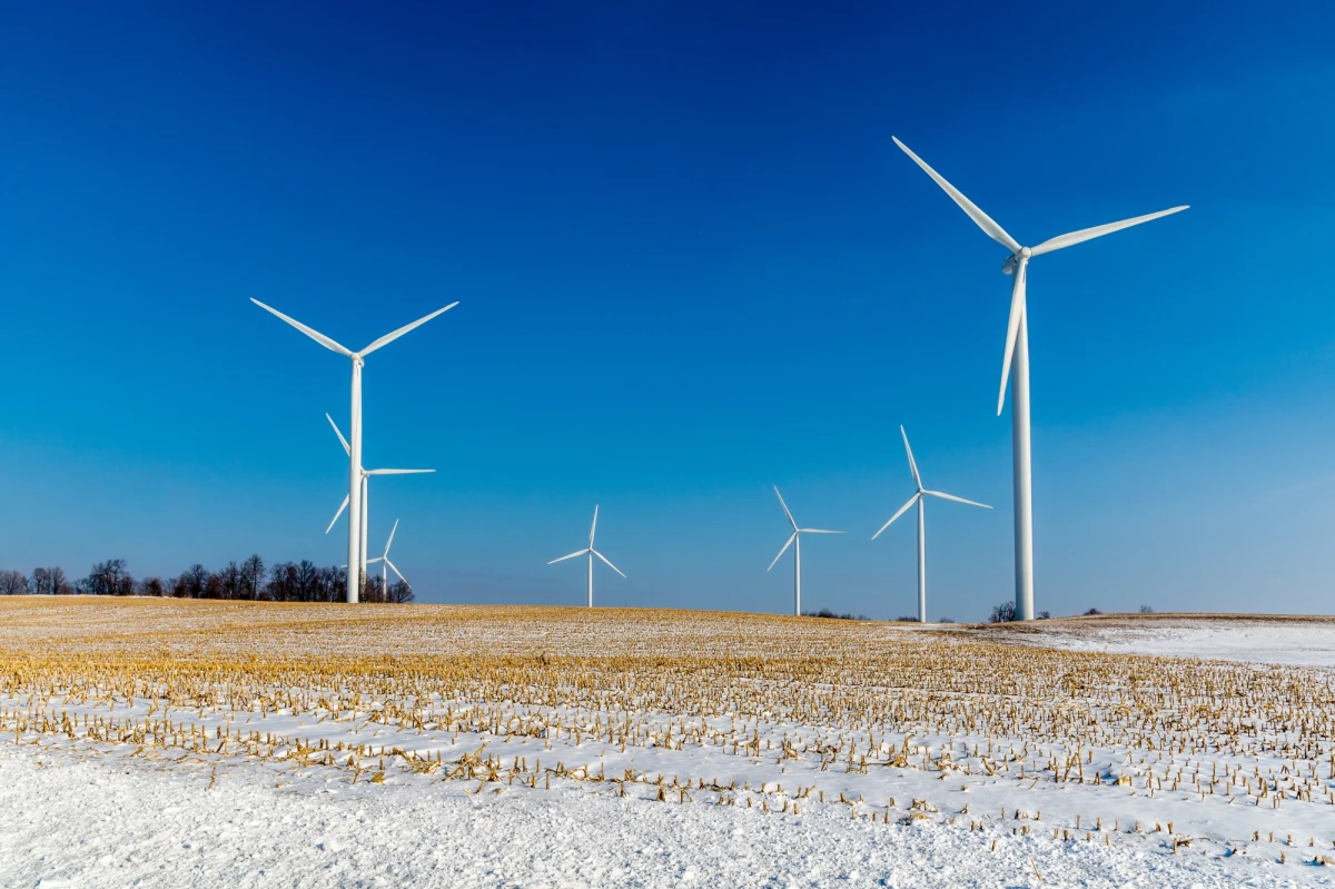 500 metrów od zabudowań mieszkalnych, 1,5 kilometra od parków narodowych i krajobrazowych oraz zapis przesądzający, że nie ma podstaw do wywłaszczania kogokolwiek pod budowę farm wiatrowych i przyłączy do nich. Tak nowa koalicja chce zmienić własny projekt ustawy, ułatwiający powstawanie wiatraków produkujących prąd. PiS grzmi od kilku dni, że to projekt pisany przez lobbystów i chce powołania komisji śledczej w tej sprawie. 
