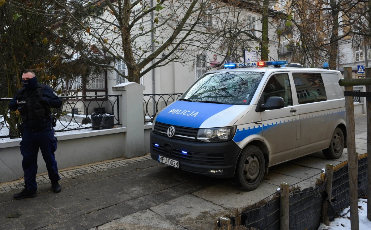 Policyjna obława po napadzie, do którego doszło w centrum Poznania. Zaatakowany ochroniarz, który przenosił pieniądze, oddał strzały. Nie ma informacji, by ktokolwiek został postrzelony. 