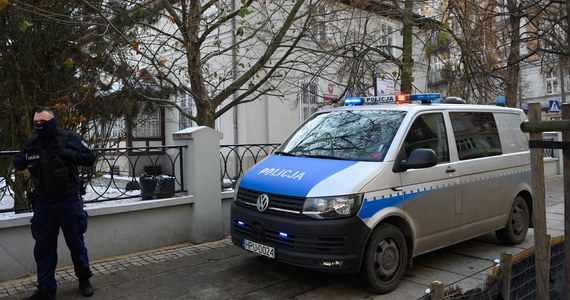 Policyjna obława po napadzie, do którego doszło w centrum Poznania. Zaatakowany ochroniarz, który przenosił pieniądze, oddał strzały. Nie ma informacji, by ktokolwiek został postrzelony. 